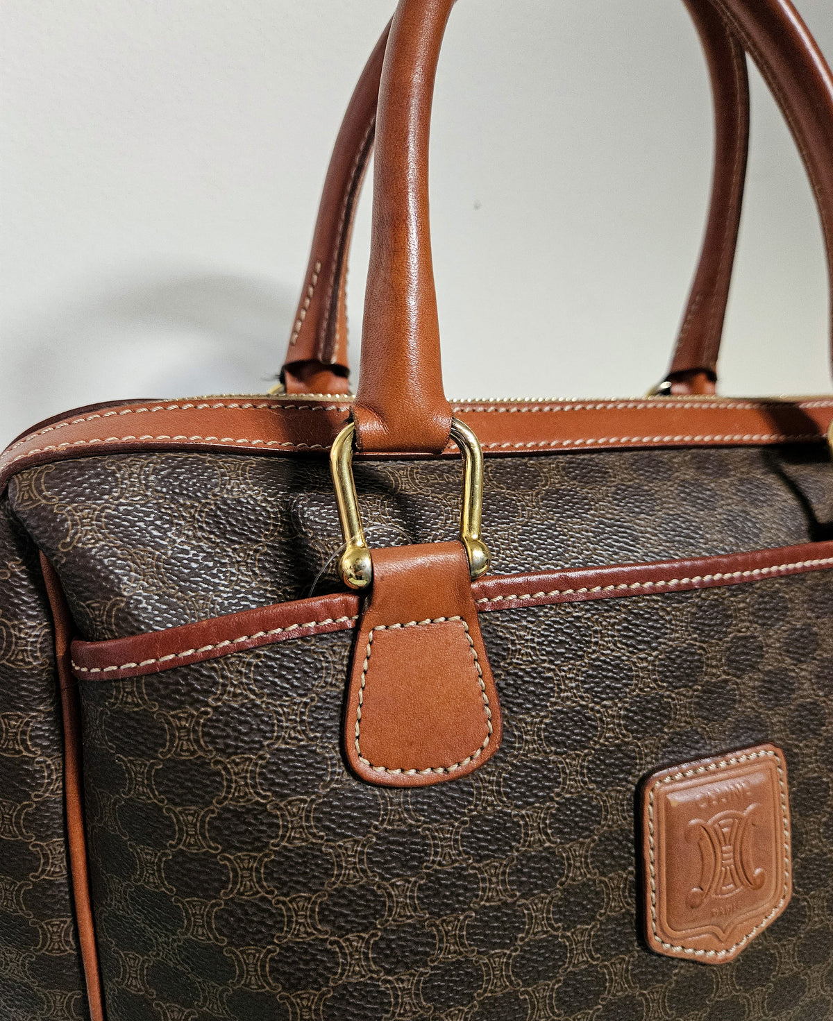 Sac Céline Boston en Toile Enduite Macadam Marron et Cuir Caramel