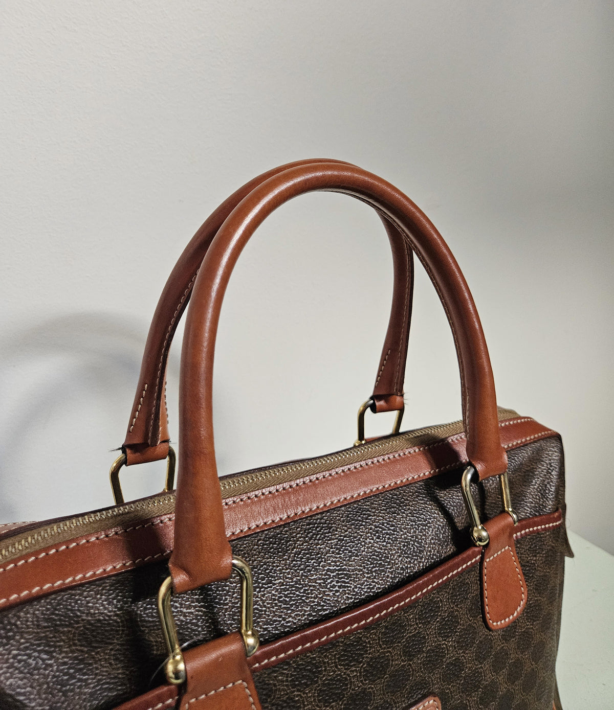 Sac Céline Boston en Toile Enduite Macadam Marron et Cuir Caramel