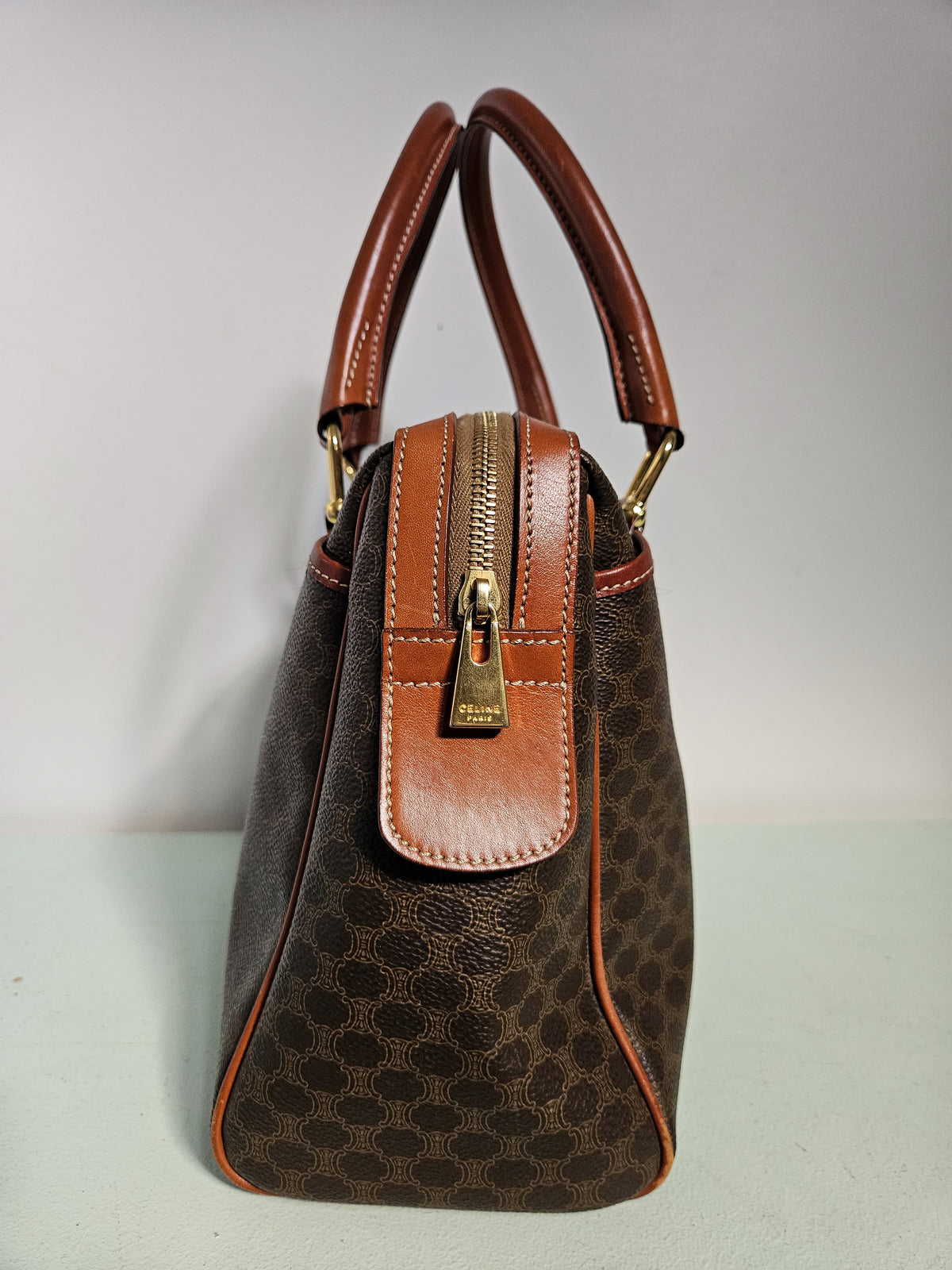 Sac Céline Boston en Toile Enduite Macadam Marron et Cuir Caramel