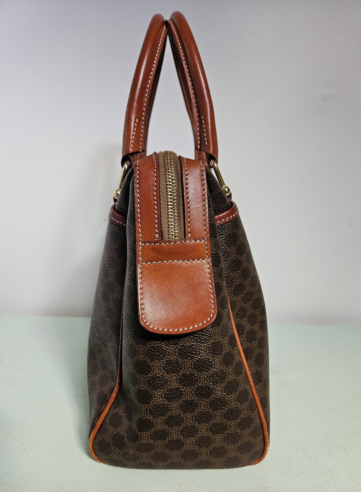 Sac Céline Boston en Toile Enduite Macadam Marron et Cuir Caramel