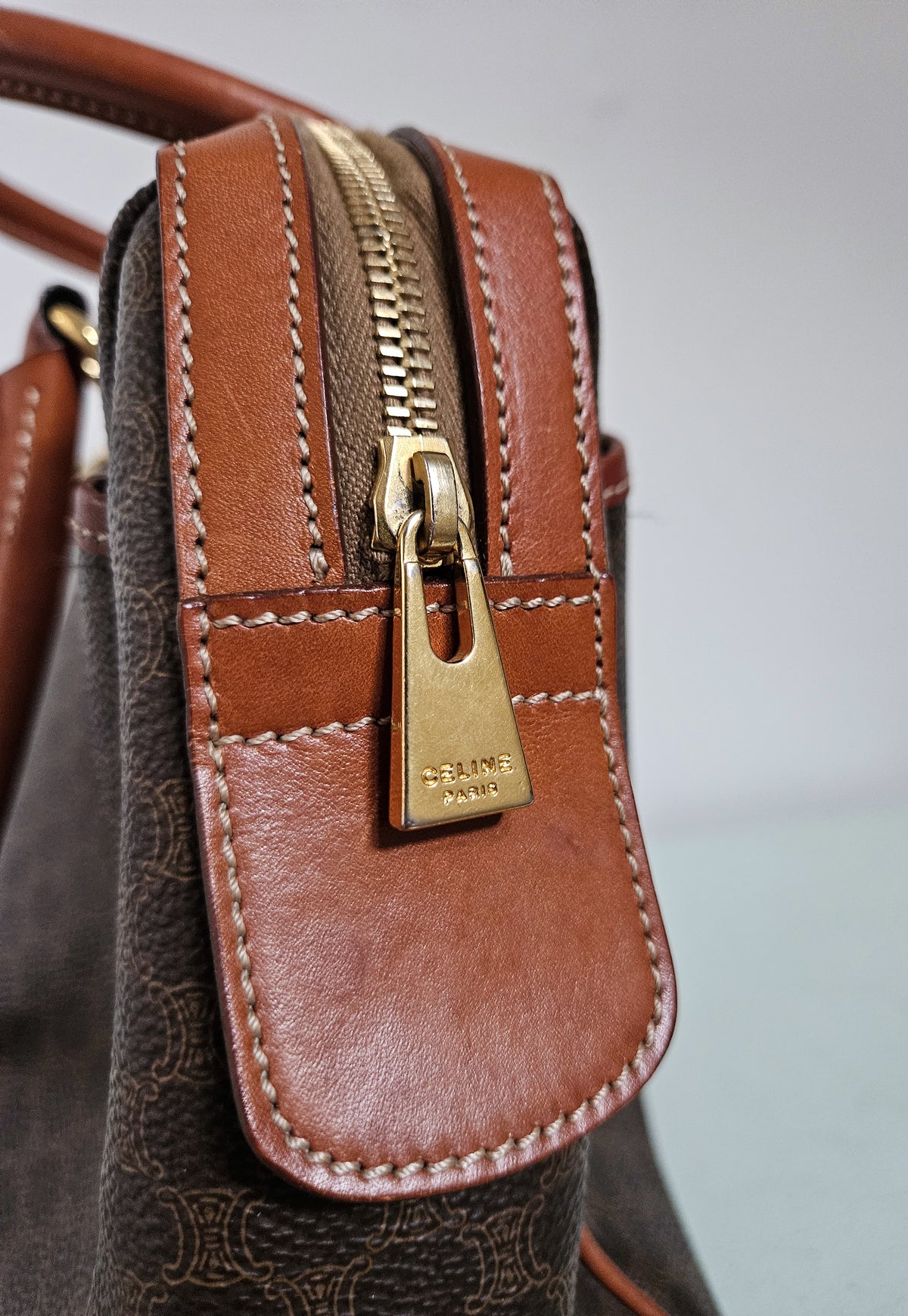 Sac Céline Boston en Toile Enduite Macadam Marron et Cuir Caramel