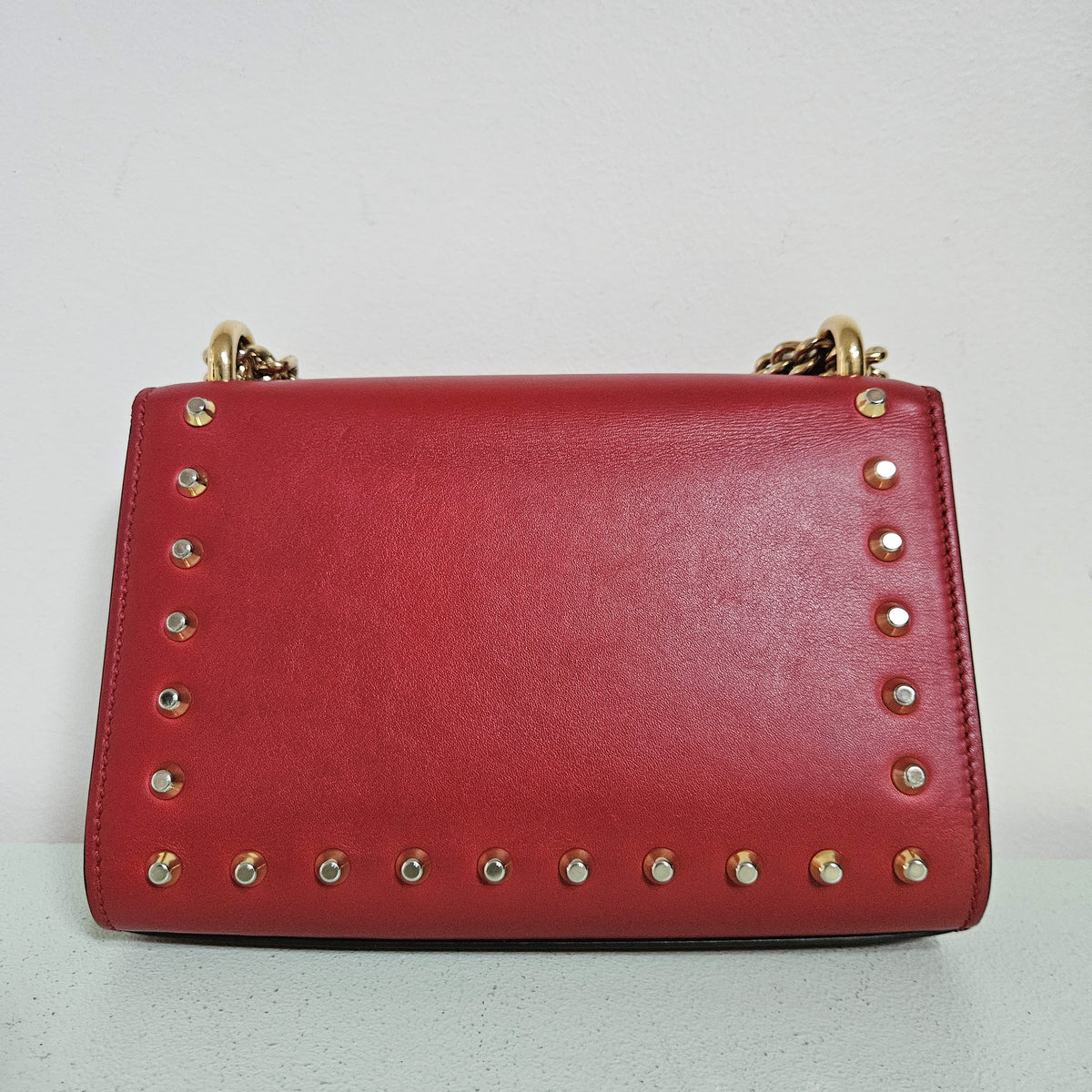 Sac Gucci Padlock en cuir rouge lisse, perles irisées et clous dorés