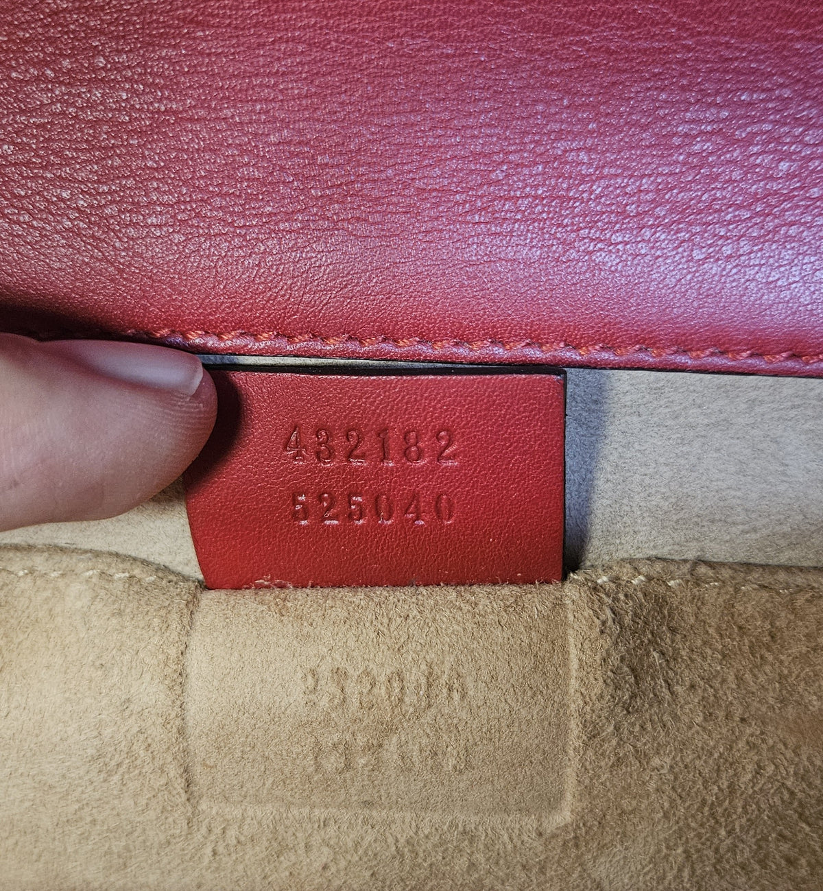 Sac Gucci Padlock en cuir rouge lisse, perles irisées et clous dorés