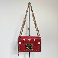 Sac Gucci Padlock en cuir rouge lisse, perles irisées et clous dorés