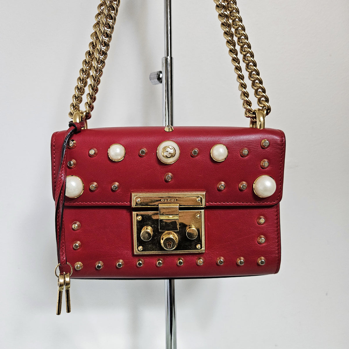 Sac Gucci Padlock en cuir rouge lisse, perles irisées et clous dorés