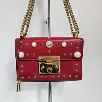 Sac Gucci Padlock en cuir rouge lisse, perles irisées et clous dorés