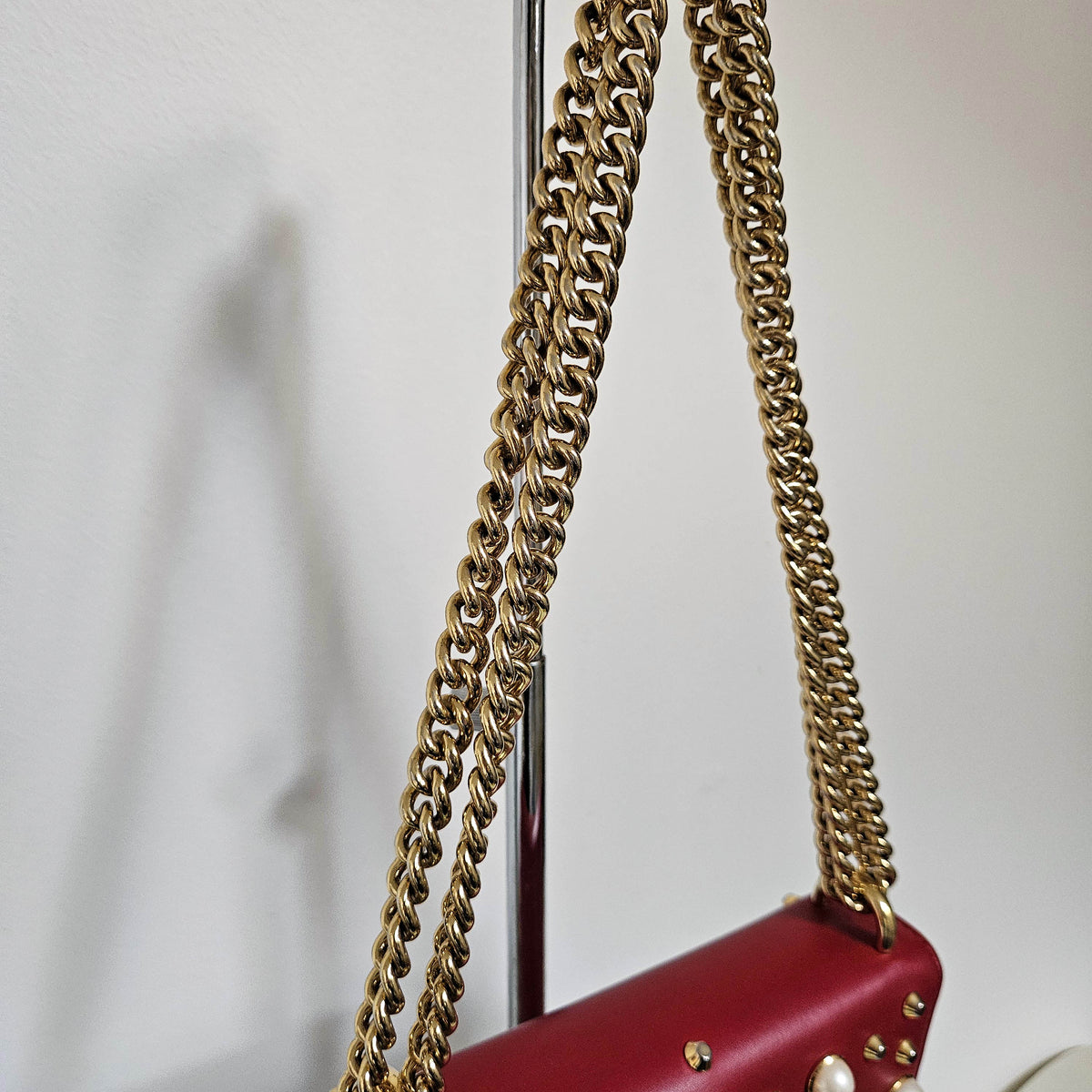 Sac Gucci Padlock en cuir rouge lisse, perles irisées et clous dorés