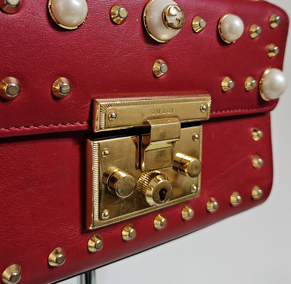 Sac Gucci Padlock en cuir rouge lisse, perles irisées et clous dorés