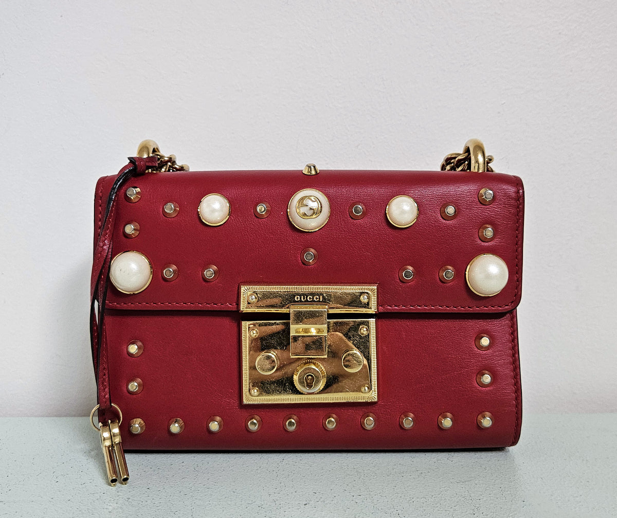 Sac Gucci Padlock en cuir rouge lisse, perles irisées et clous dorés