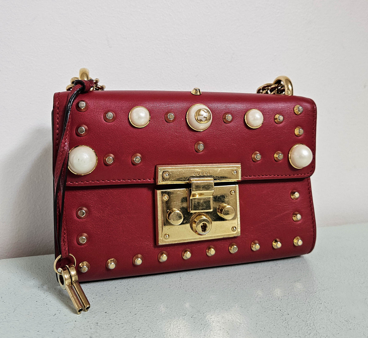 Sac Gucci Padlock en cuir rouge lisse, perles irisées et clous dorés