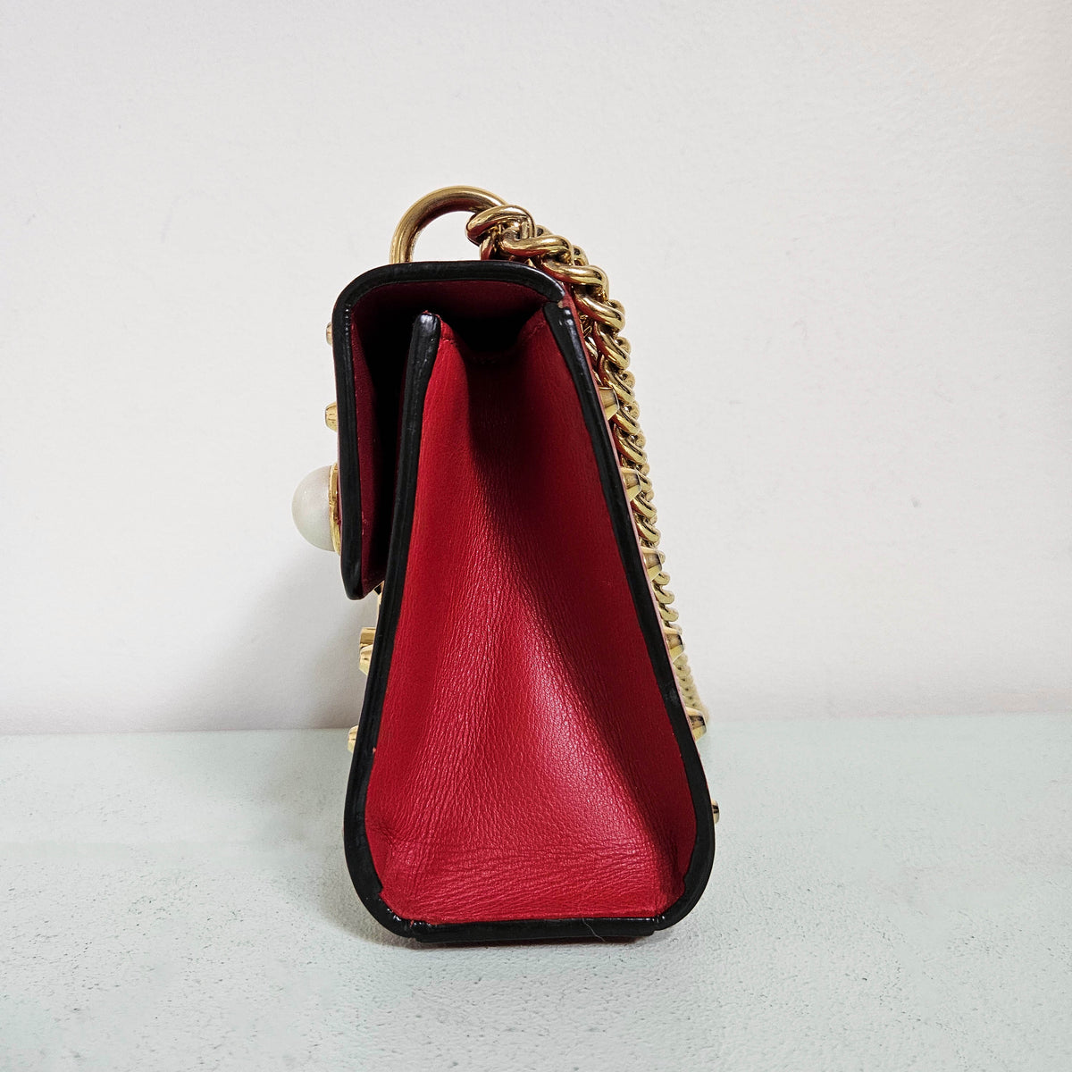 Sac Gucci Padlock en cuir rouge lisse, perles irisées et clous dorés