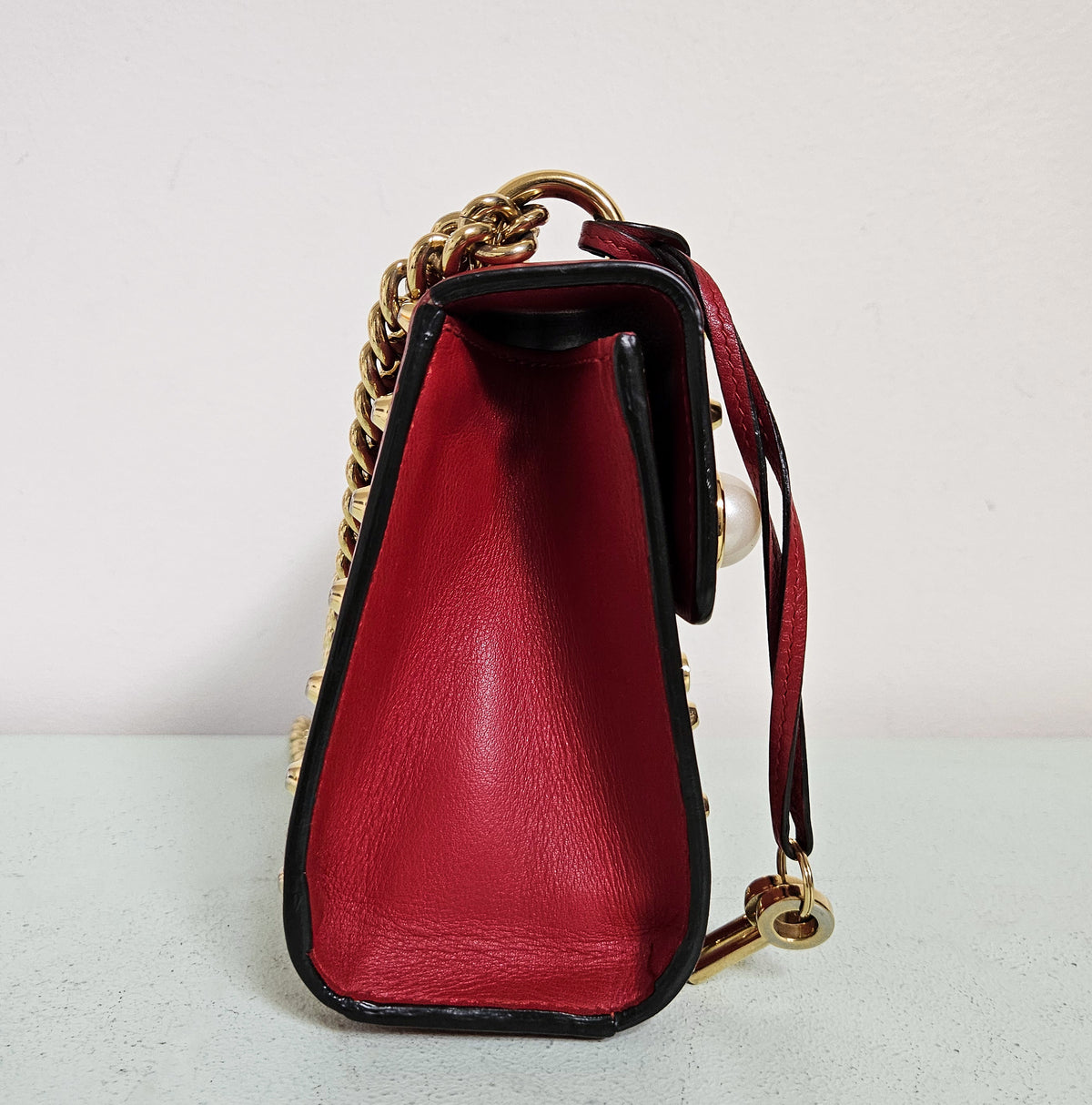 Sac Gucci Padlock en cuir rouge lisse, perles irisées et clous dorés
