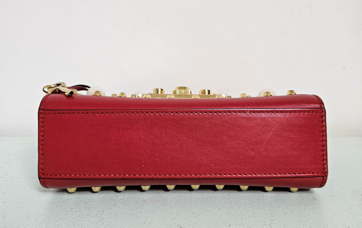 Sac Gucci Padlock en cuir rouge lisse, perles irisées et clous dorés