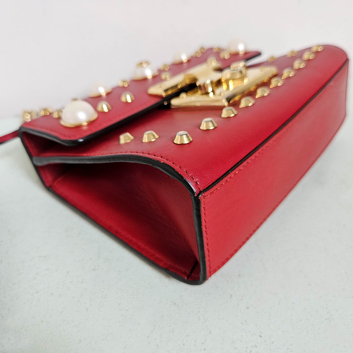 Sac Gucci Padlock en cuir rouge lisse, perles irisées et clous dorés