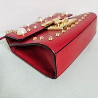 Sac Gucci Padlock en cuir rouge lisse, perles irisées et clous dorés