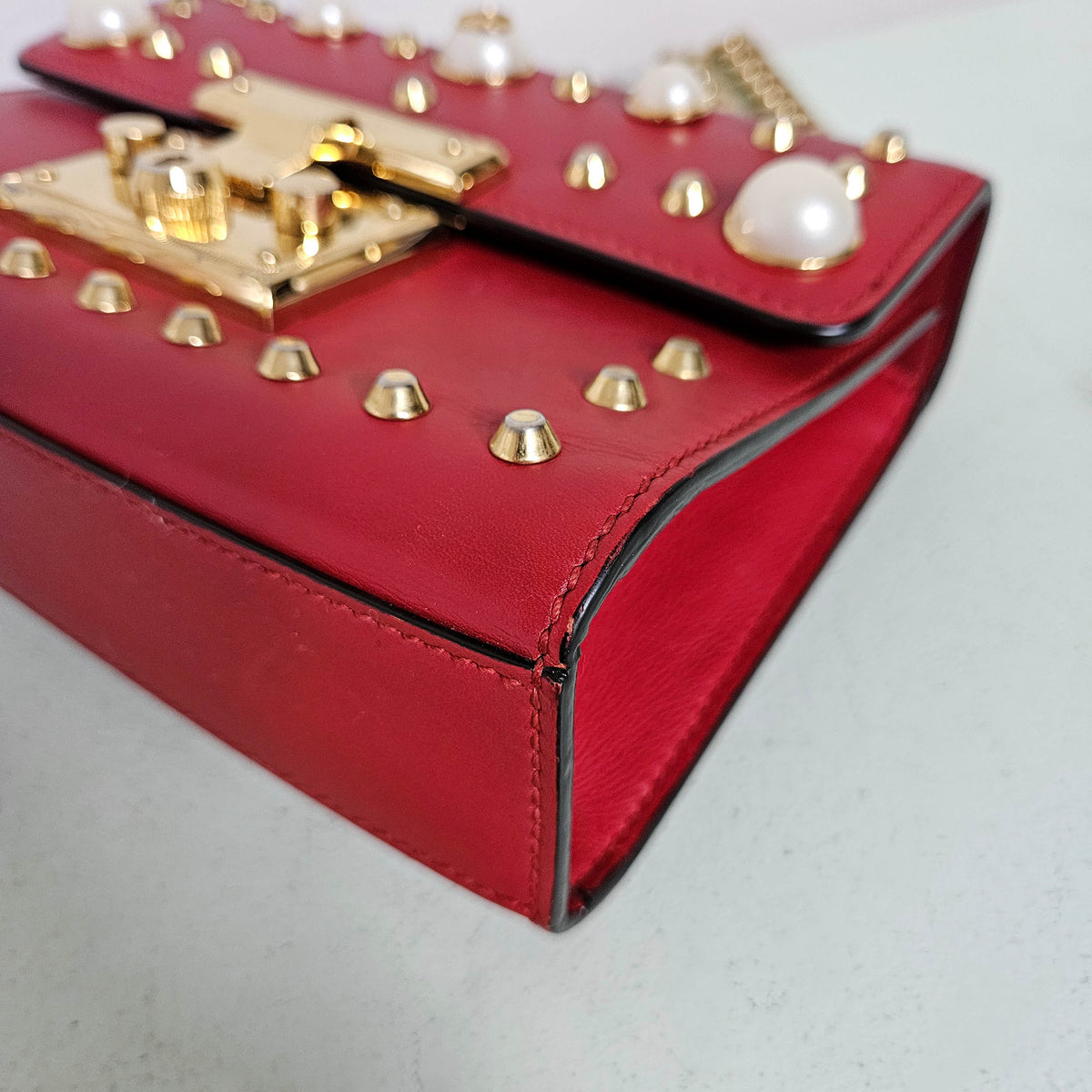 Sac Gucci Padlock en cuir rouge lisse, perles irisées et clous dorés