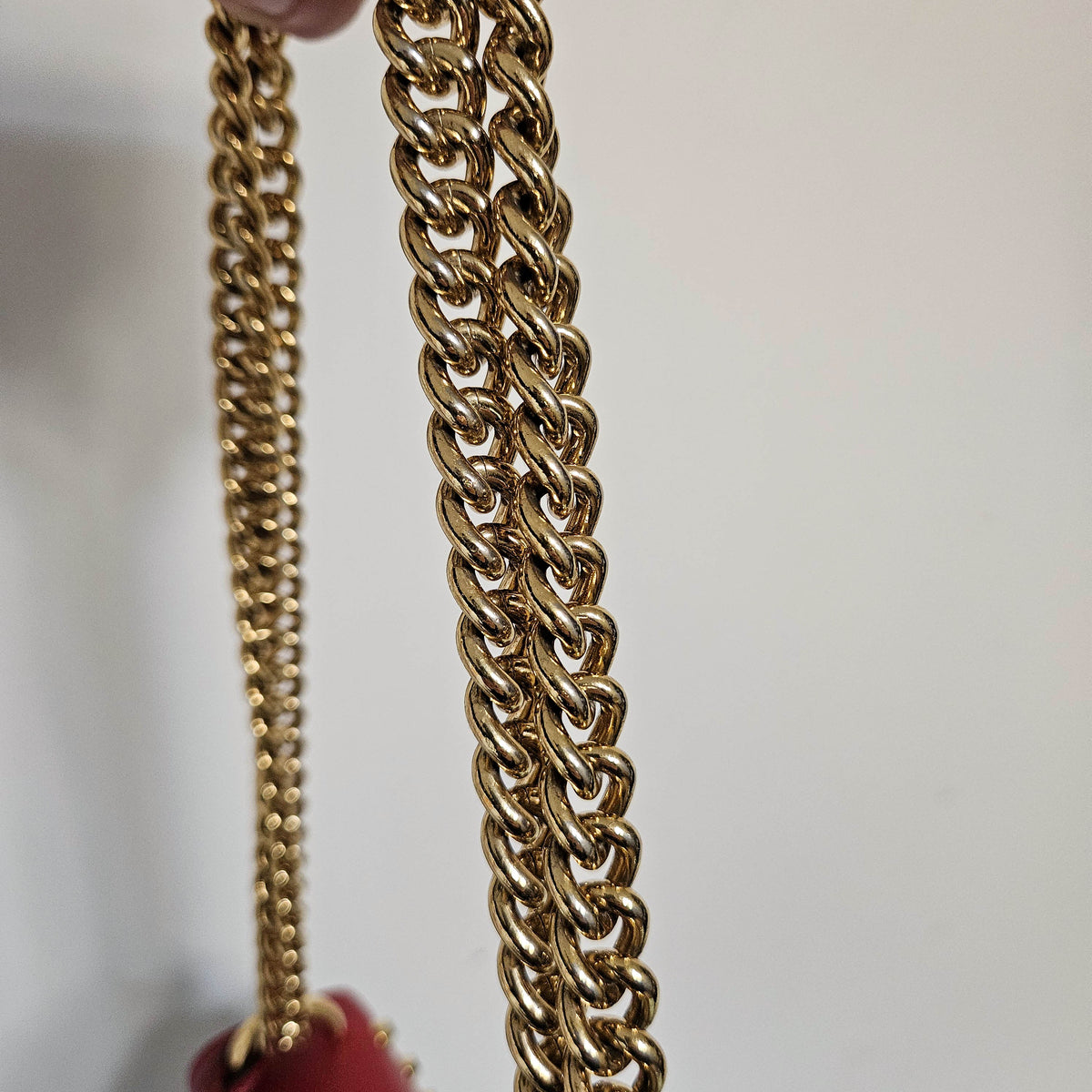 Sac Gucci Padlock en cuir rouge lisse, perles irisées et clous dorés