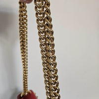 Sac Gucci Padlock en cuir rouge lisse, perles irisées et clous dorés