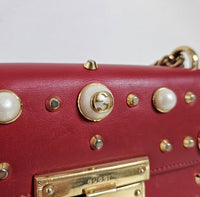 Sac Gucci Padlock en cuir rouge lisse, perles irisées et clous dorés