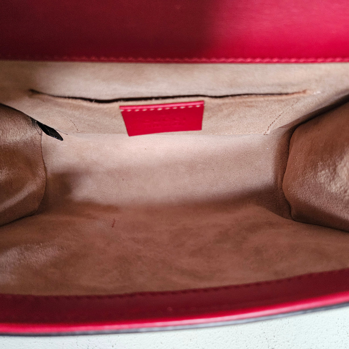 Sac Gucci Padlock en cuir rouge lisse, perles irisées et clous dorés