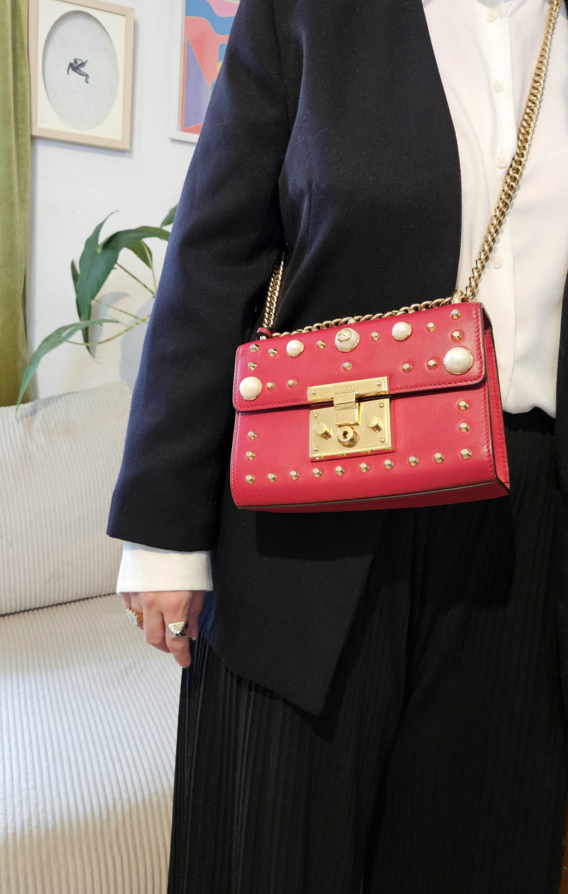 Sac Gucci Padlock en cuir rouge lisse, perles irisées et clous dorés