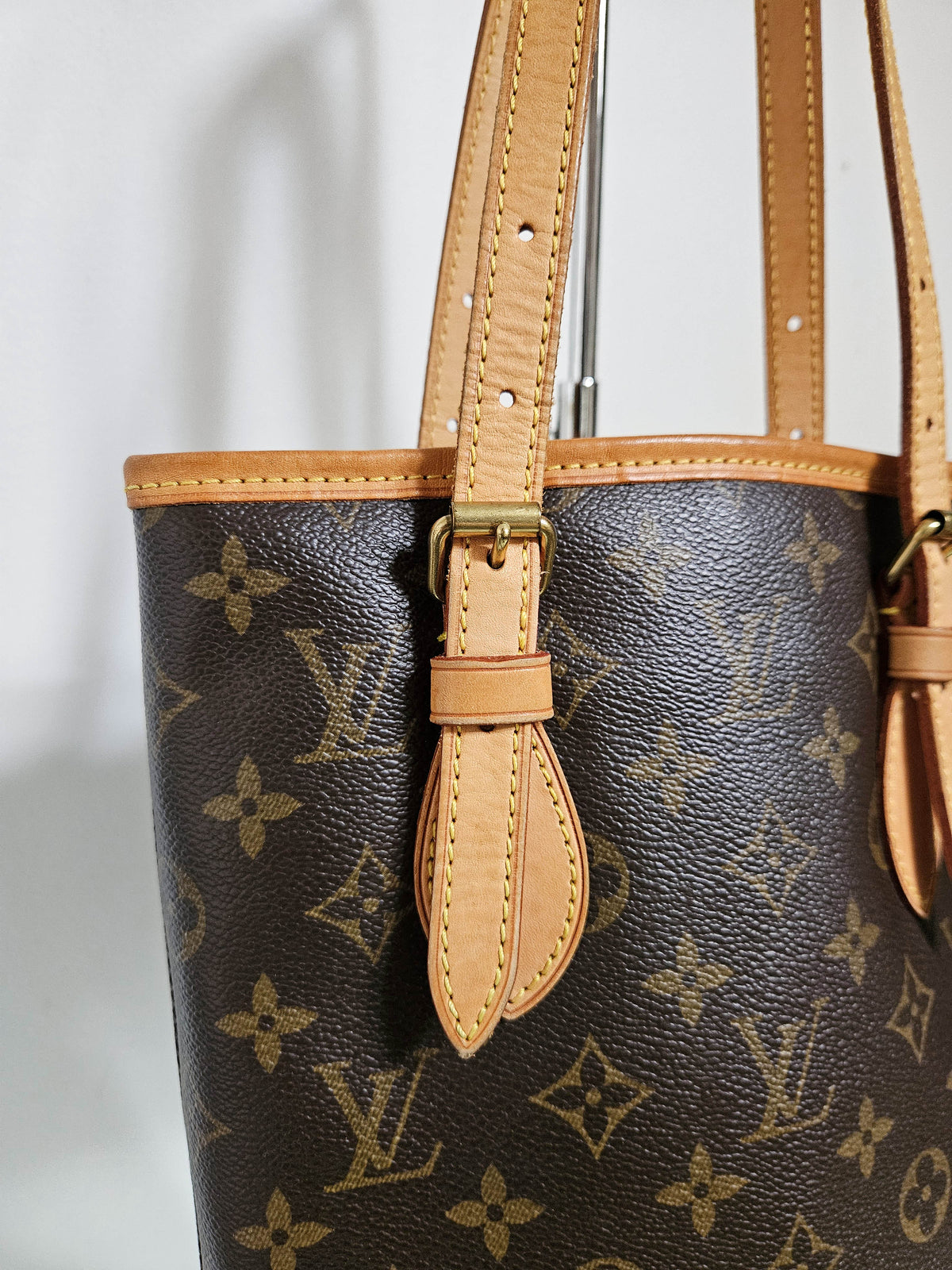 Sac Louis Vuitton Bucket en Toile Monogram et Cuir Vachette Beige