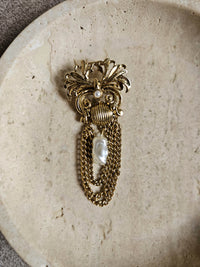 Broche Vintage Belle Époque – Perles, Arabesques et Chaînes Jaseron