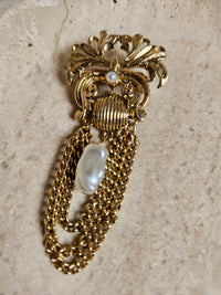 Broche Vintage Belle Époque – Perles, Arabesques et Chaînes Jaseron