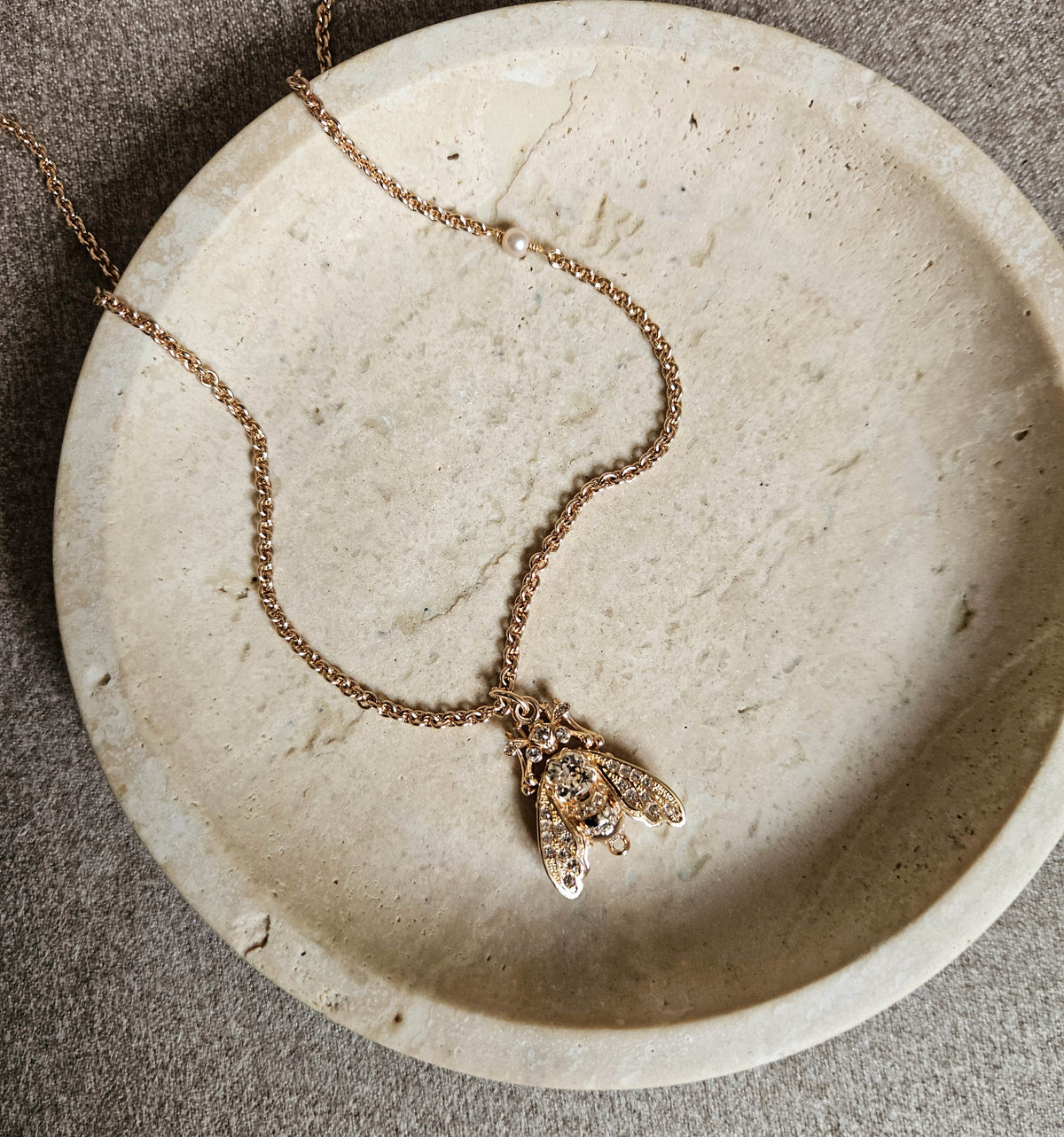 Collier Sautoir Dior Champagne Maille Jaseron avec Pendentif Abeille Pavé de Cristaux