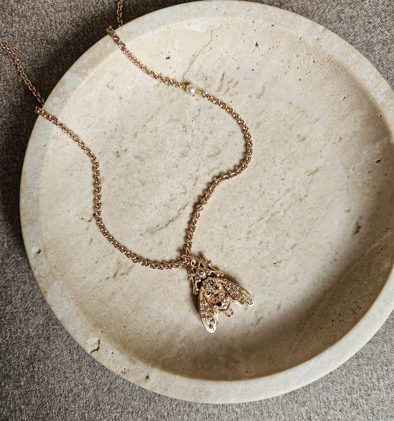 Collier Sautoir Dior Champagne Maille Jaseron avec Pendentif Abeille Pavé de Cristaux