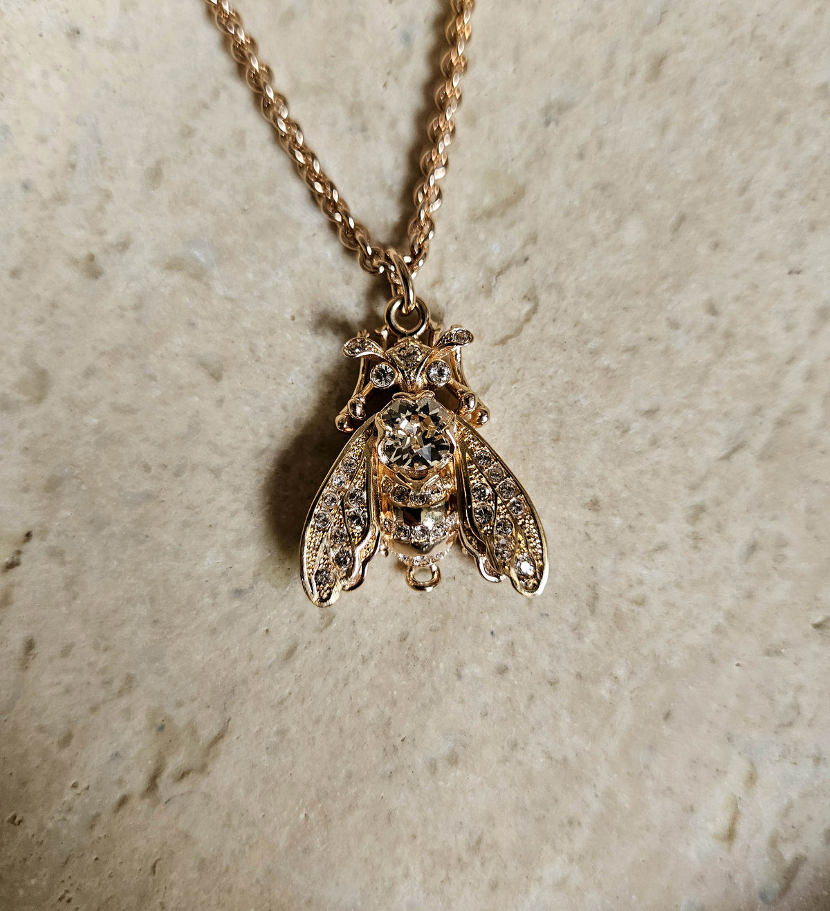Collier Sautoir Dior Champagne Maille Jaseron avec Pendentif Abeille Pavé de Cristaux