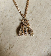 Collier Sautoir Dior Champagne Maille Jaseron avec Pendentif Abeille Pavé de Cristaux