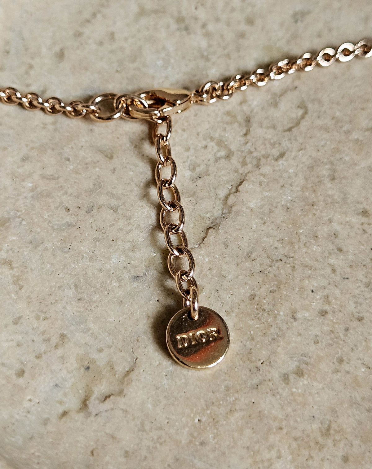 Collier Sautoir Dior Champagne Maille Jaseron avec Pendentif Abeille Pavé de Cristaux