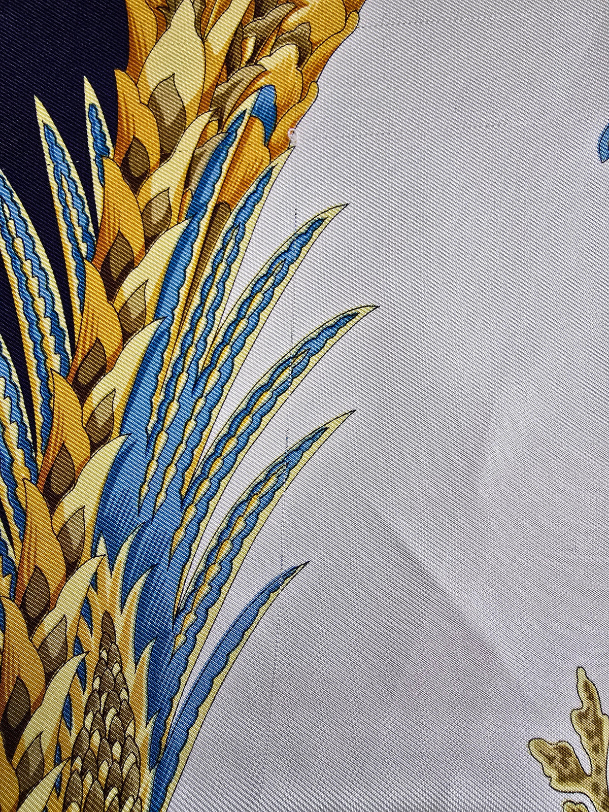 Foulard Salvatore Ferragamo Vintage en Soie Imprimé Fauve et Feuilles Tropicales