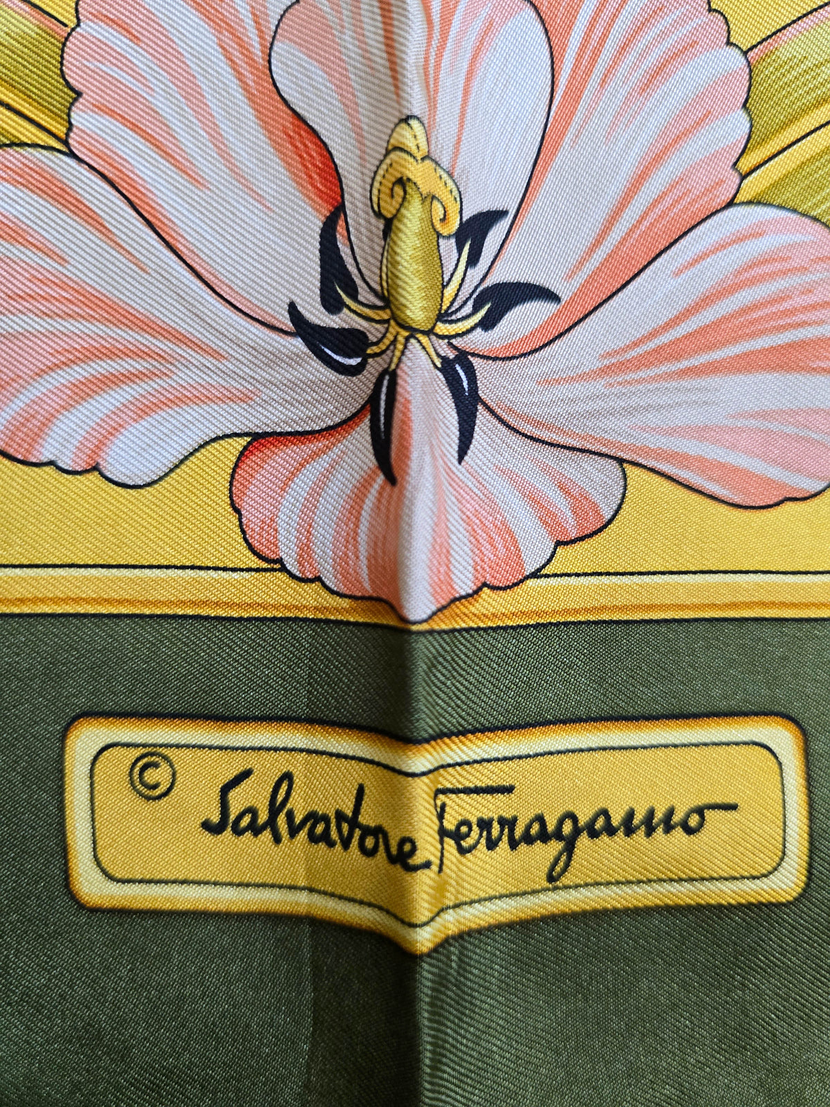 Foulard Salvatore Ferragamo Motif Floral et Animalier