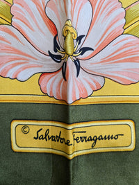 Foulard Salvatore Ferragamo Motif Floral et Animalier