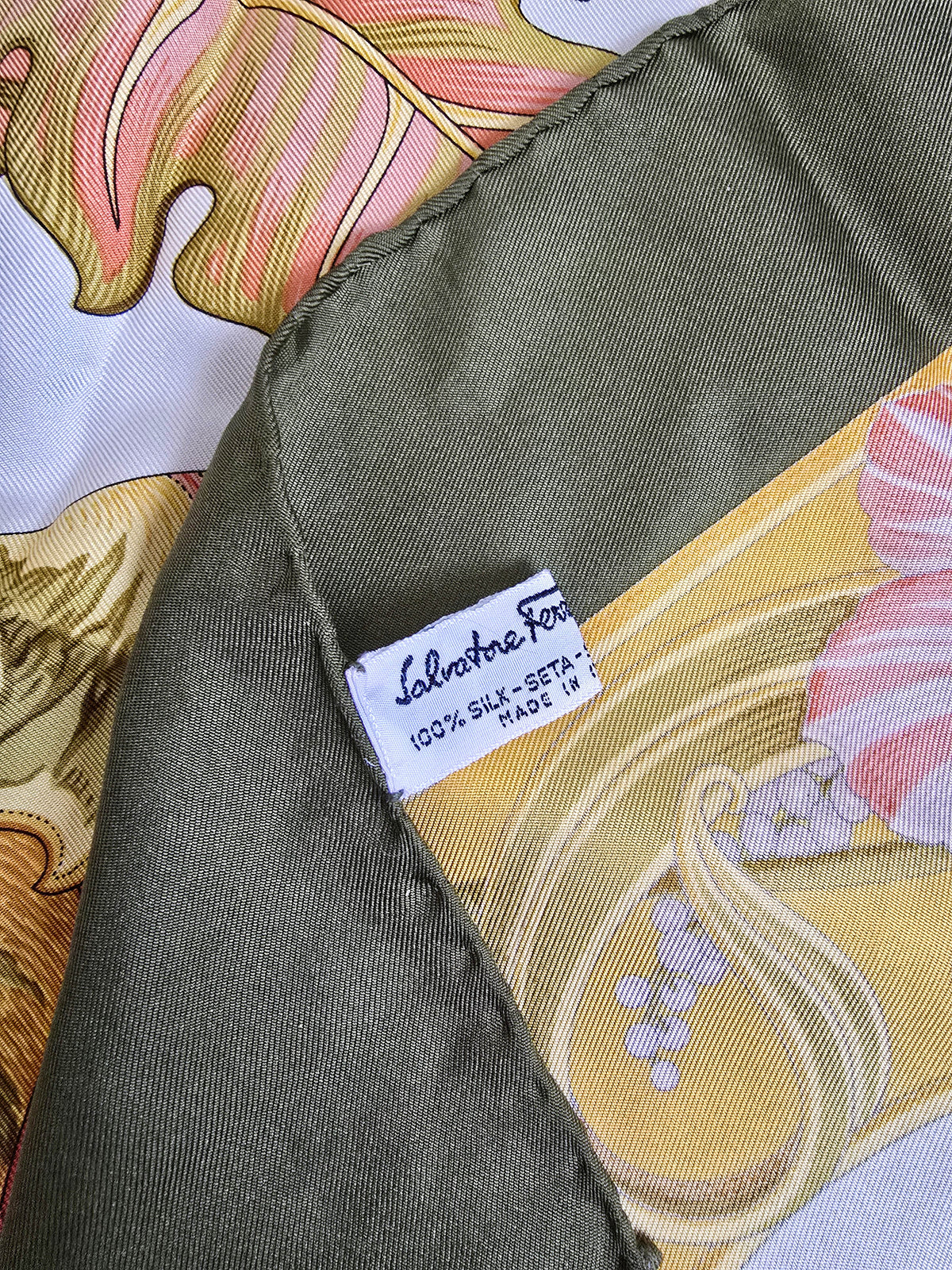 Foulard Salvatore Ferragamo Motif Floral et Animalier