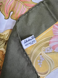 Foulard Salvatore Ferragamo Motif Floral et Animalier
