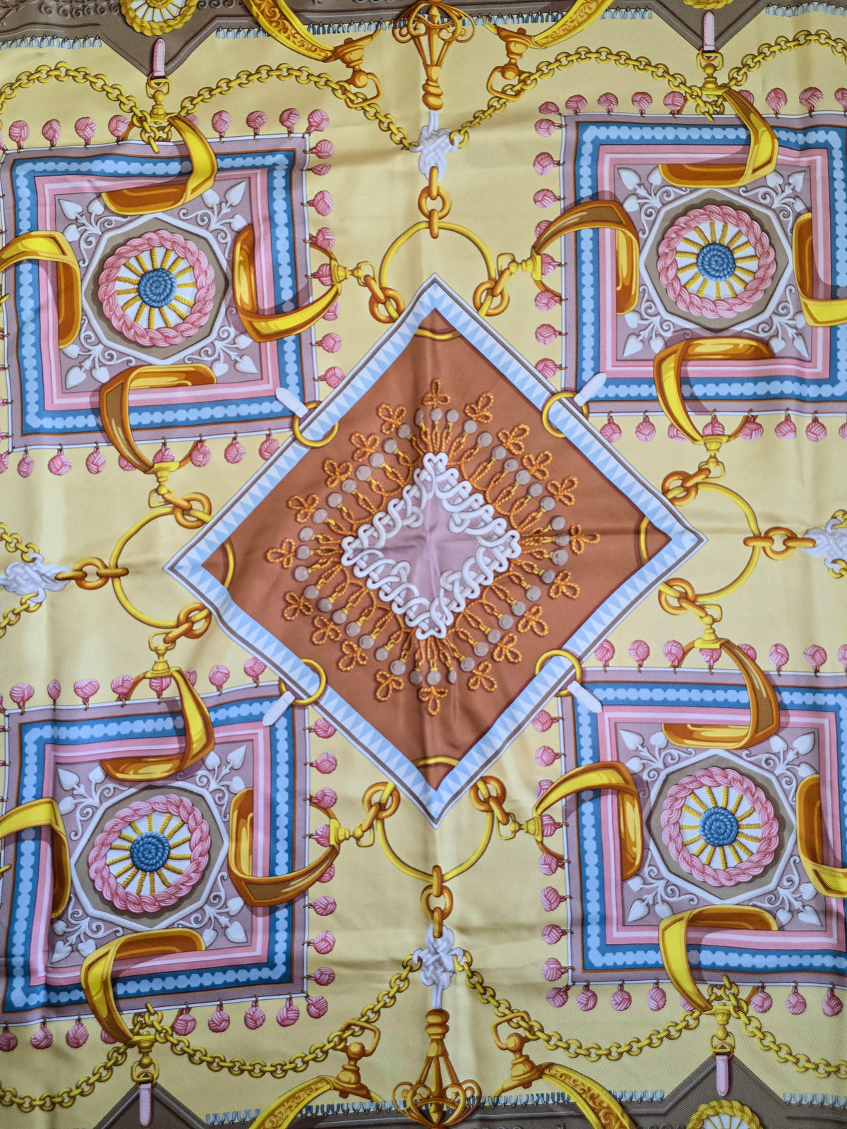 Foulard Gucci vintage en soie – Motif baroque anneaux et pompons