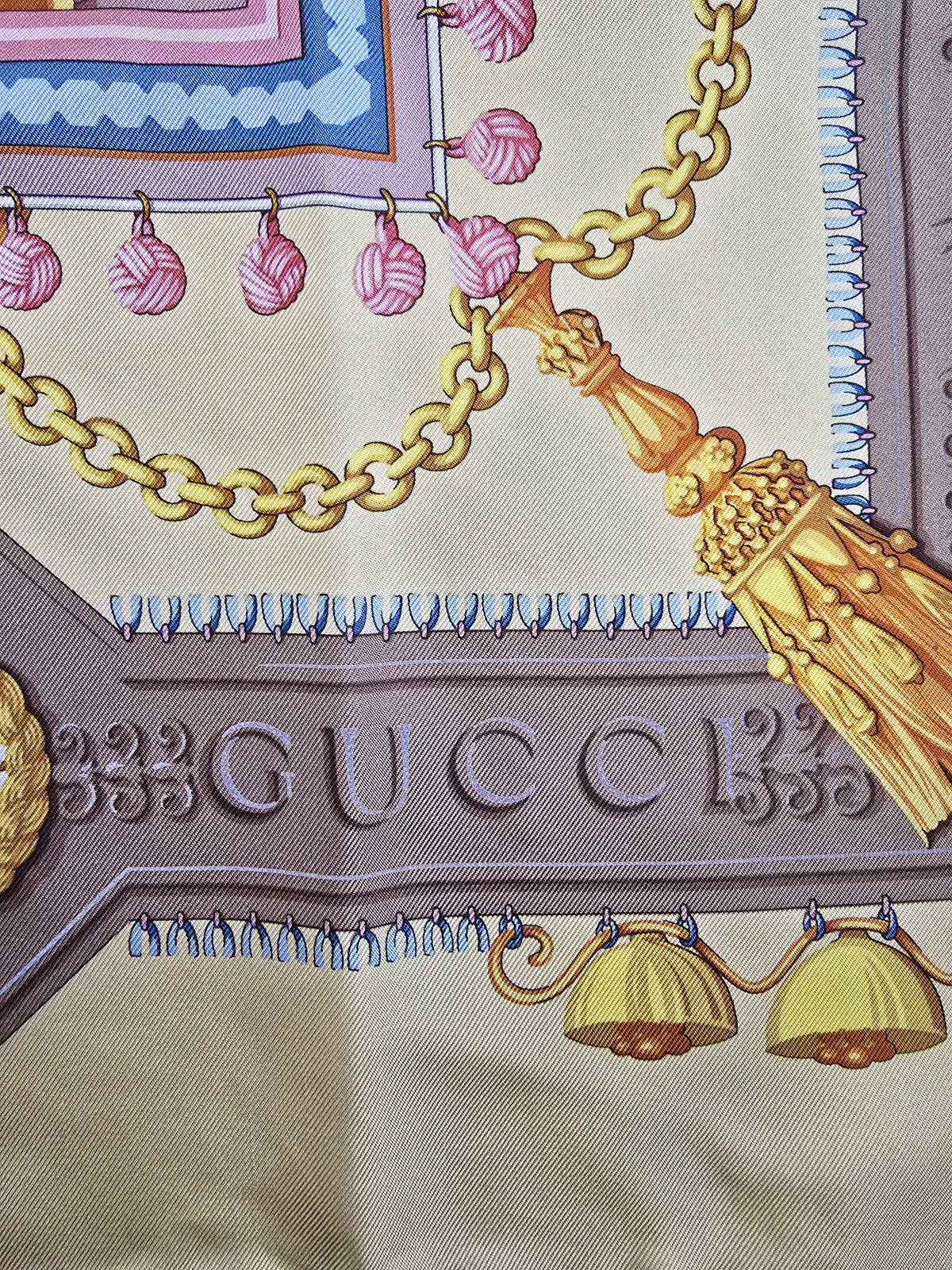 Foulard Gucci vintage en soie – Motif baroque anneaux et pompons