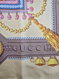 Foulard Gucci vintage en soie – Motif baroque anneaux et pompons