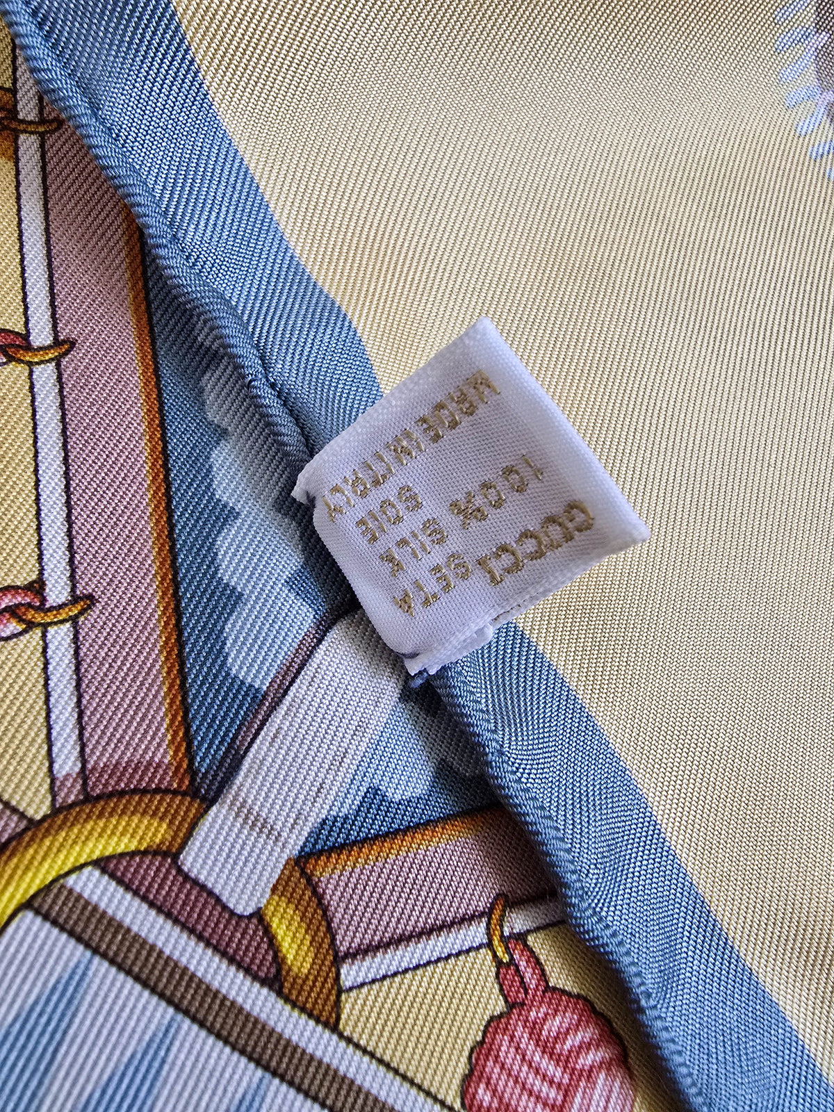 Foulard Gucci vintage en soie – Motif baroque anneaux et pompons