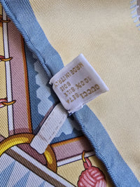 Foulard Gucci vintage en soie – Motif baroque anneaux et pompons