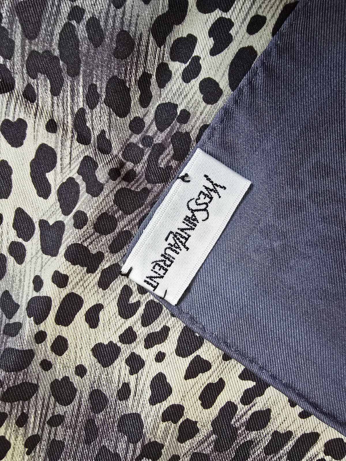 Foulard Yves Saint Laurent en Soie à Motif Léopard