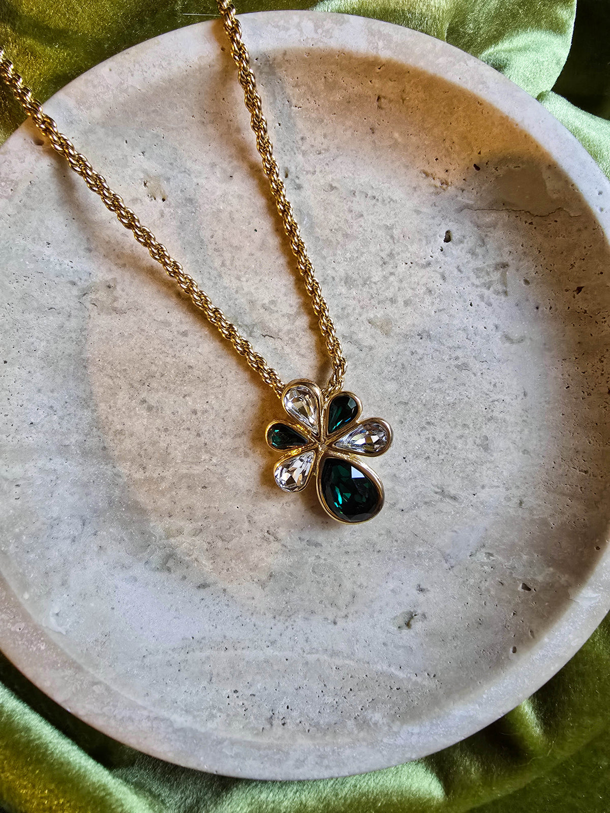 Collier Yves Saint Laurent Vintage Fleur en Strass Émeraude