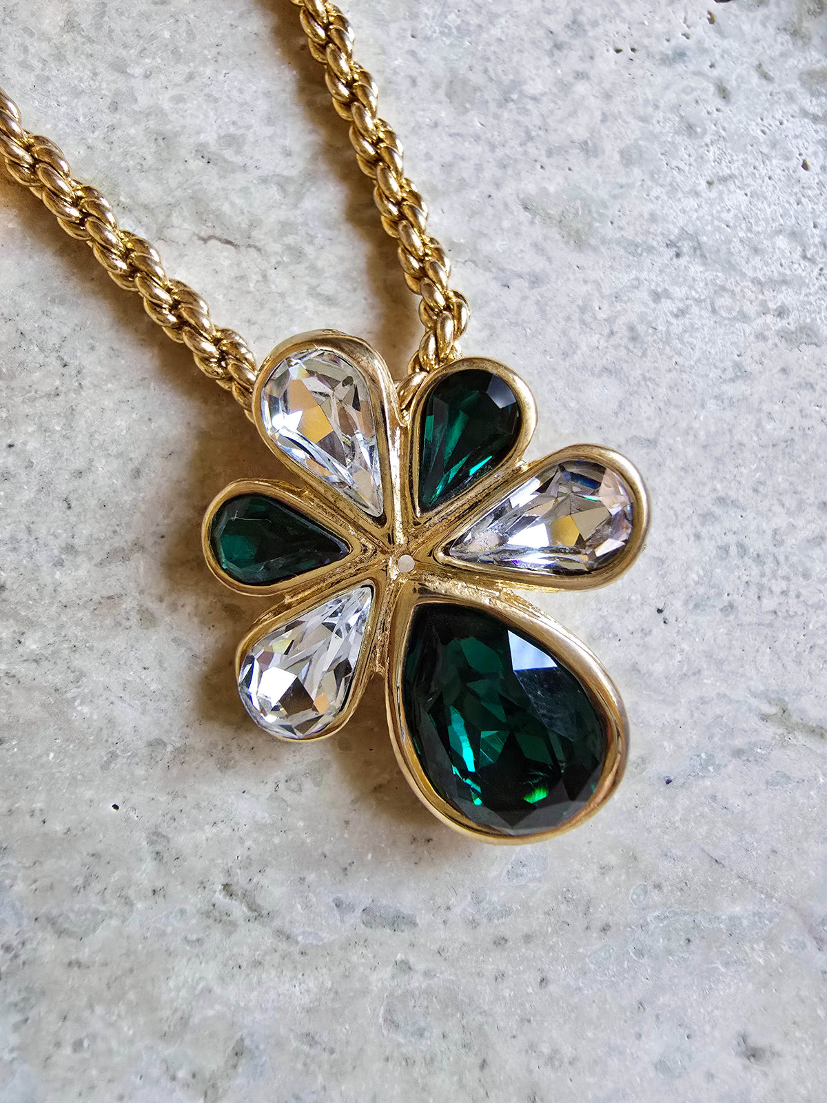 Collier Yves Saint Laurent Vintage Fleur en Strass Émeraude