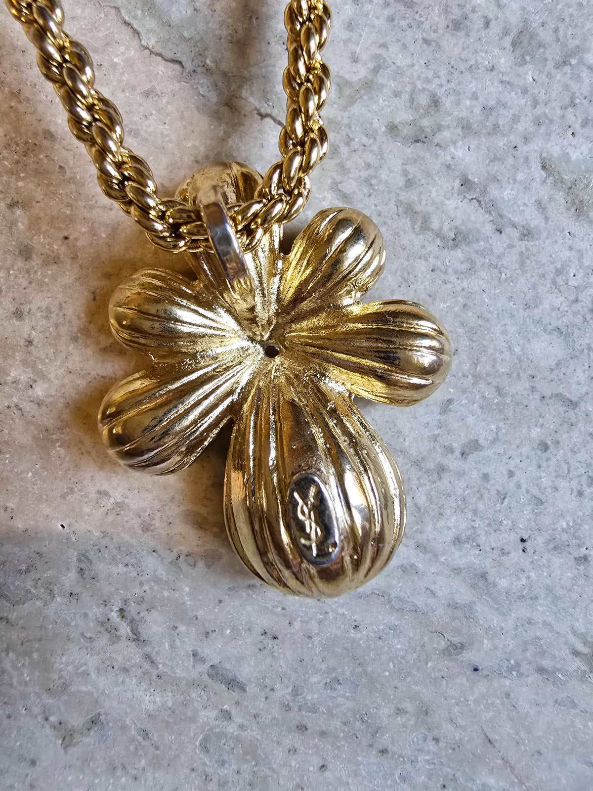 Collier Yves Saint Laurent Vintage Fleur en Strass Émeraude
