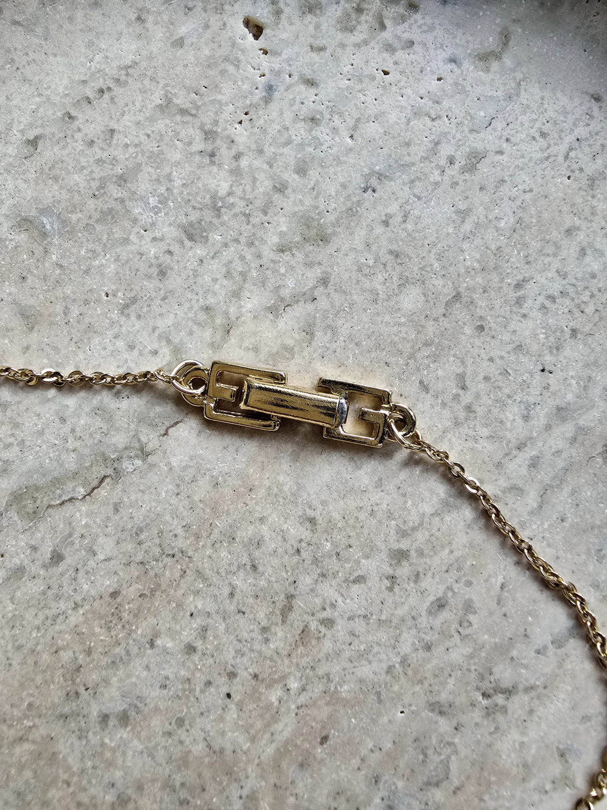 Collier Givenchy vintage plaqué or – Mini pendentif « G »