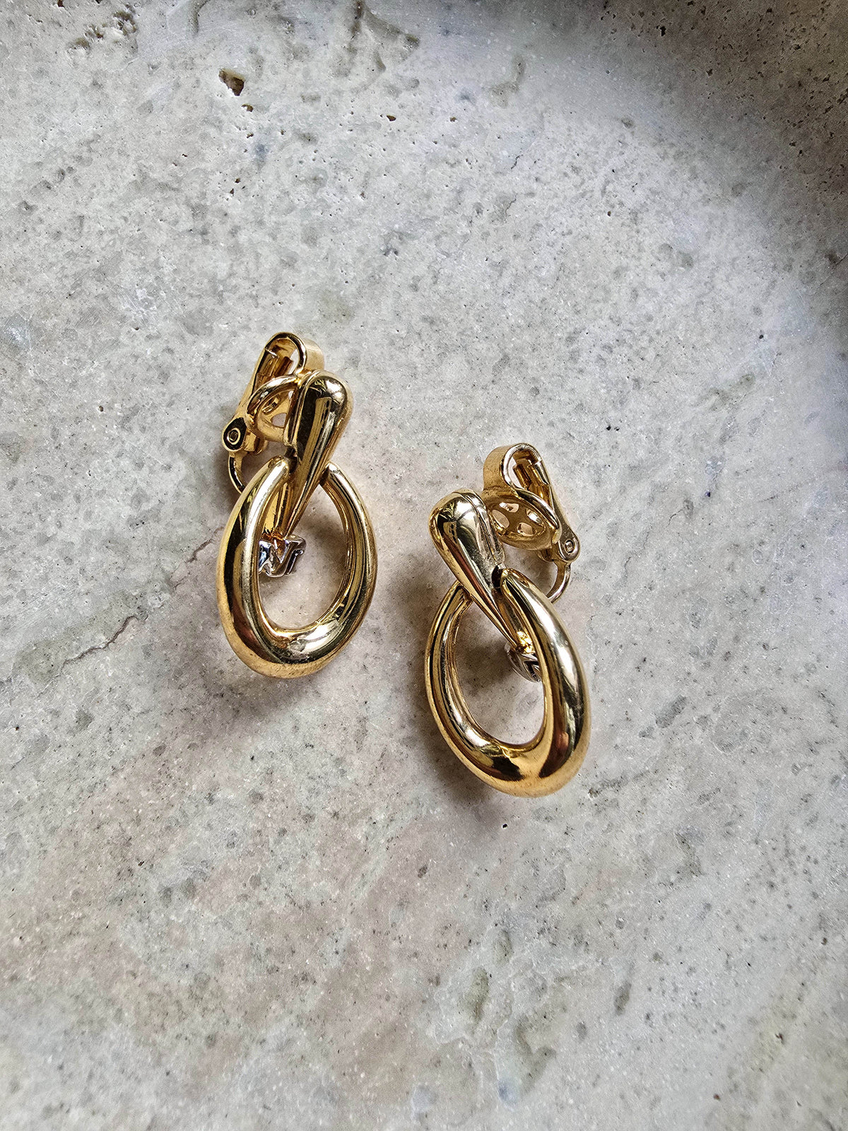 Boucles d’oreilles clip Nina Ricci vintage – Bi-matière doré et argenté, logo NR