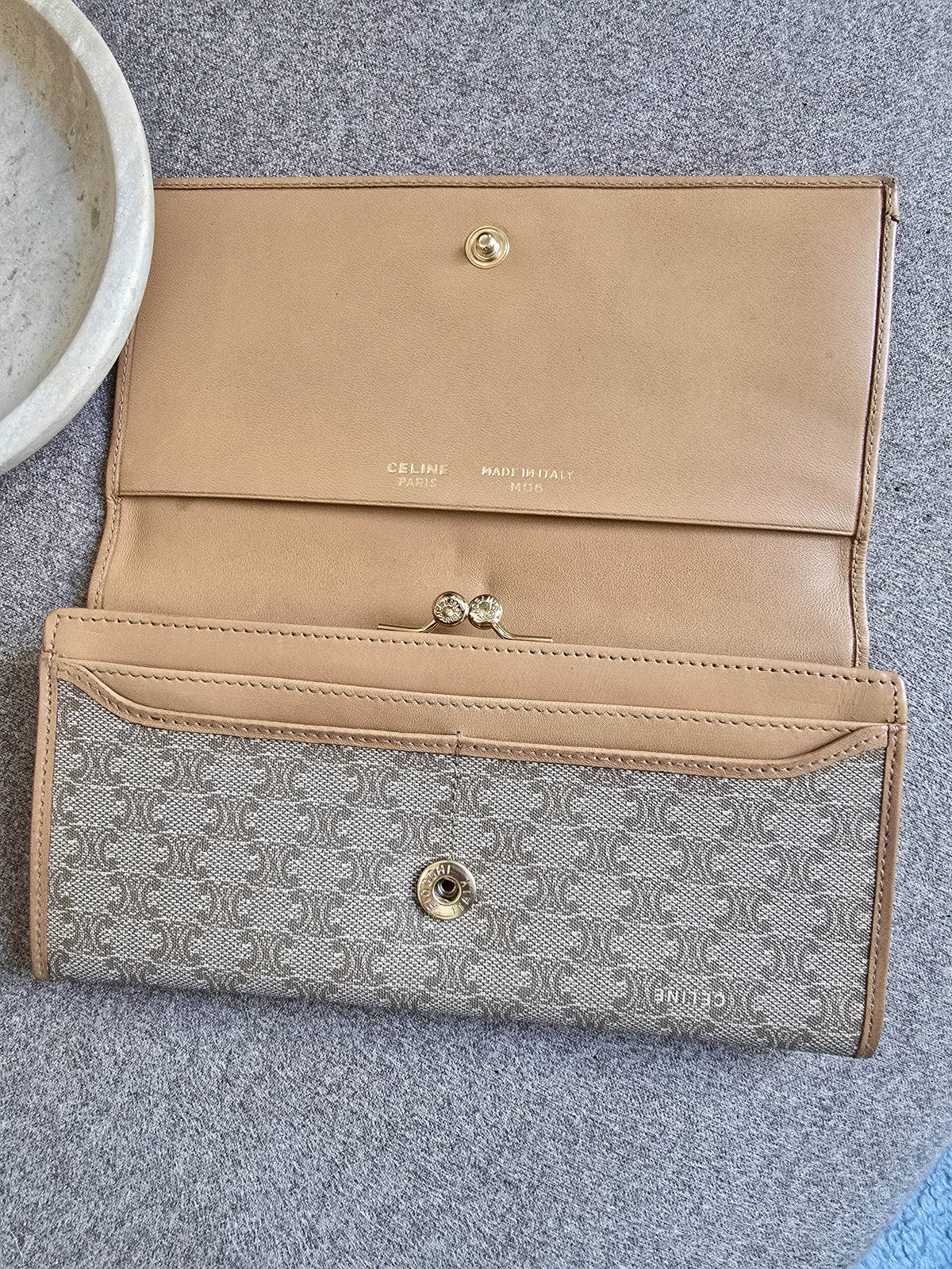 Portefeuille Long Céline Macadam en Toile Enduite et Cuir Beige – Triomphe Doré